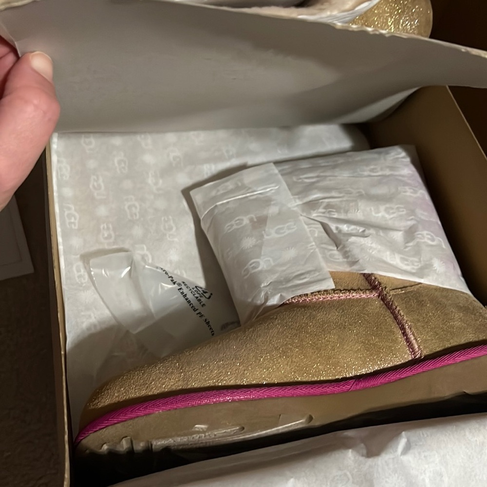 NIB UGG BAILEY BOW II Chestnut Fuchsia SHIMMER boots (38) - Picture 5 of 6